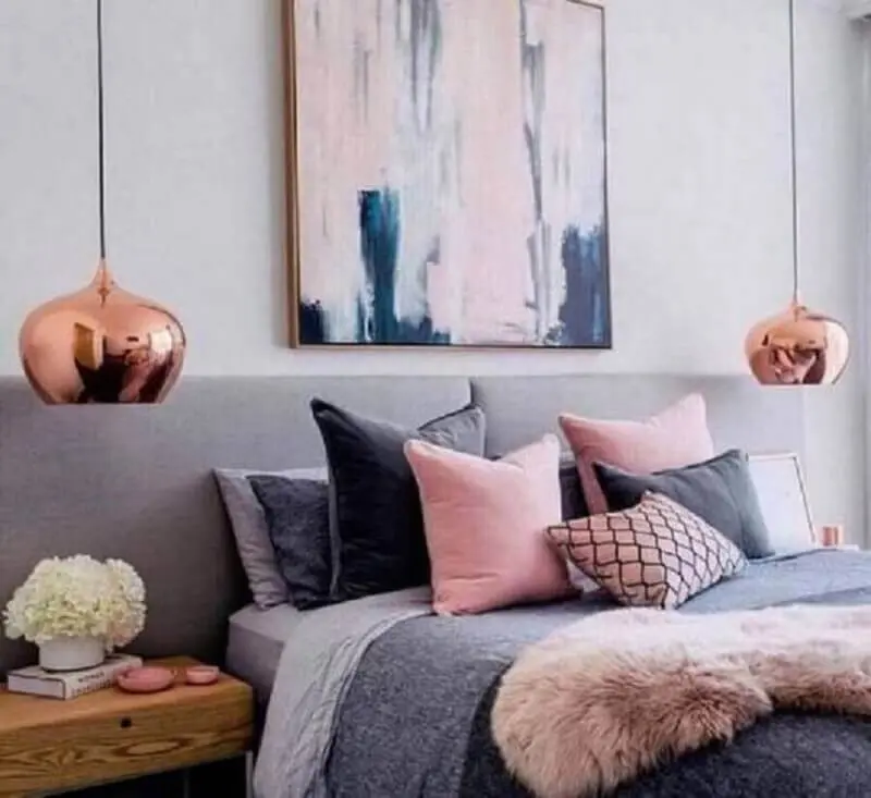 pendente cobre rose para decoração de quarto de casal cinza e rosa Foto Vanessa Salles