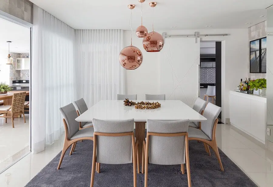 pendente cobre rose redondo para decoração de sala de jantar moderna branca e cinza Foto Érica Salgueiro Arquitetura e Decoração