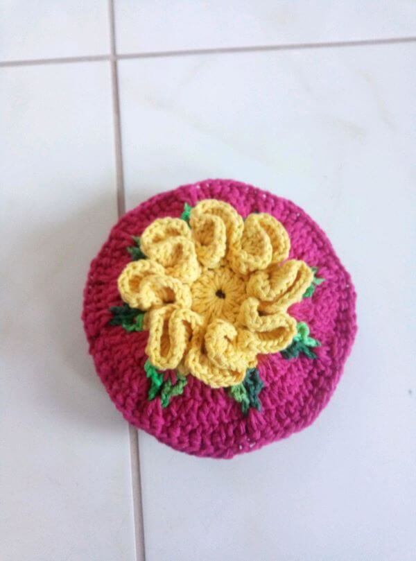 Peso de porta de crochê com flor colorida