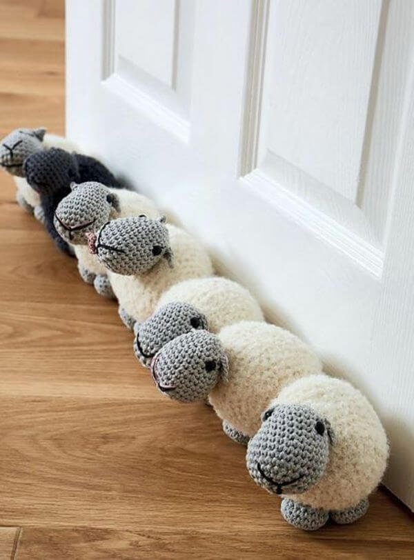 Peso para porta de crochê para quarto infantil com ovelhas