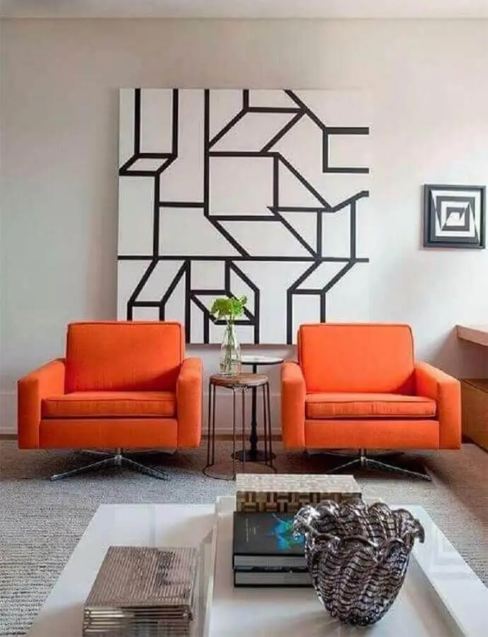 quadro branco e preto grande para sala moderna com poltrona laranja Foto Casa Prosa Décor