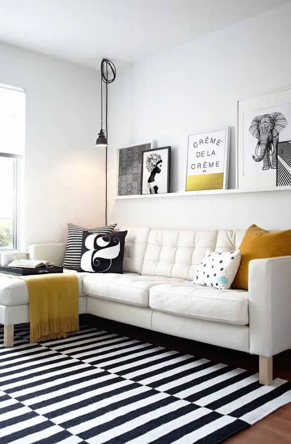 quadros decorativos preto e branco para sala decorada com sofá com chaise branco Foto Pinterest