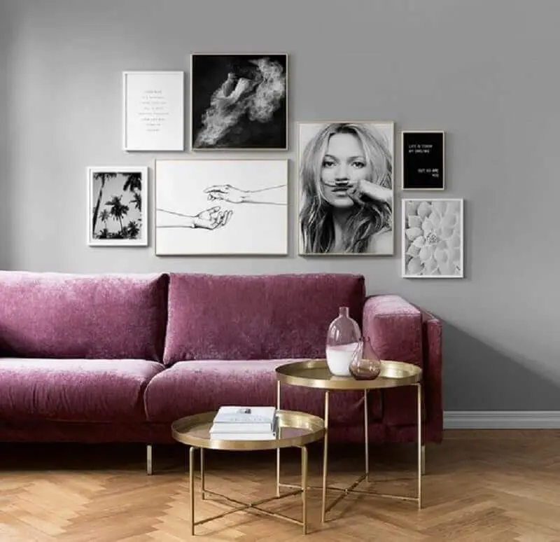 quadros preto e branco para sala com sofá roxo Foto Bemz