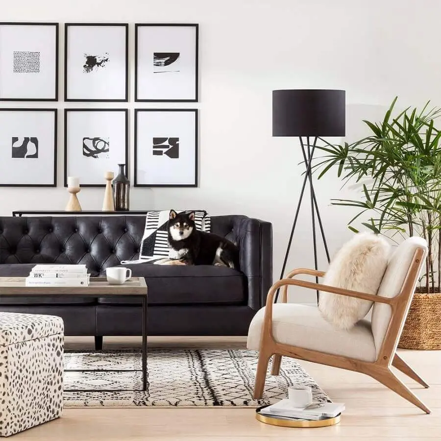 quadros preto e branco para sala de estar com sofá preto e abajur de chão Foto Target