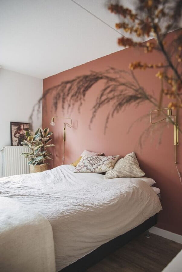 quarto de casal minimalista decorado com cor de parede terracota Foto Pinterest