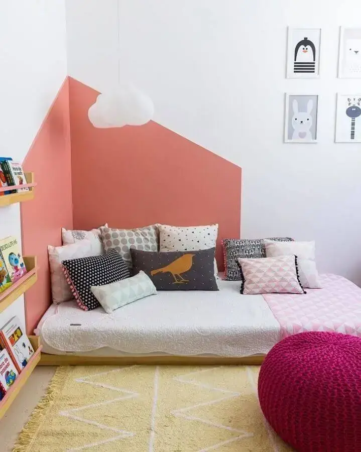 quarto infantil decorado com puff magenta redondo de crochê Foto Pinterest