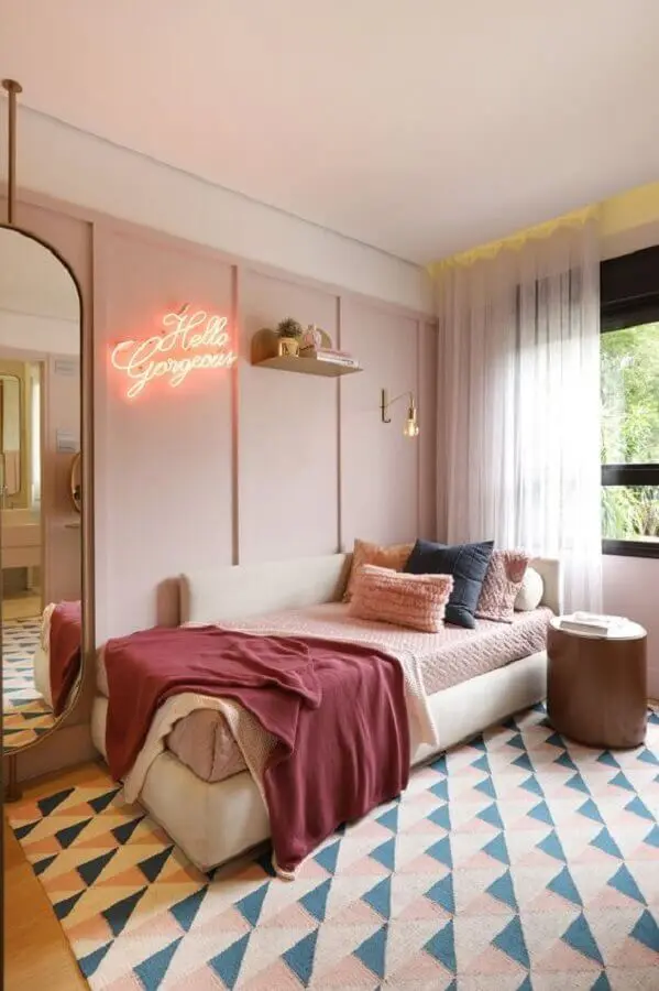 quarto juvenil feminino decorado com tapete geométrico Foto Casa Vogue