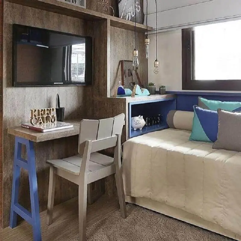 quarto juvenil masculino decorado com painel de madeira e nicho azul Foto Débora Aguiar Arquitetos