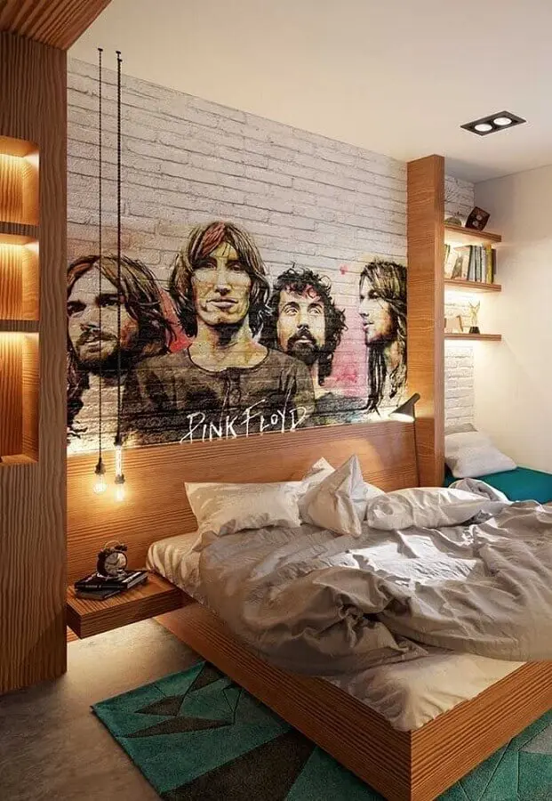 quarto juvenil planejado com móveis de madeira e papel de parede de banda Foto Pinterest