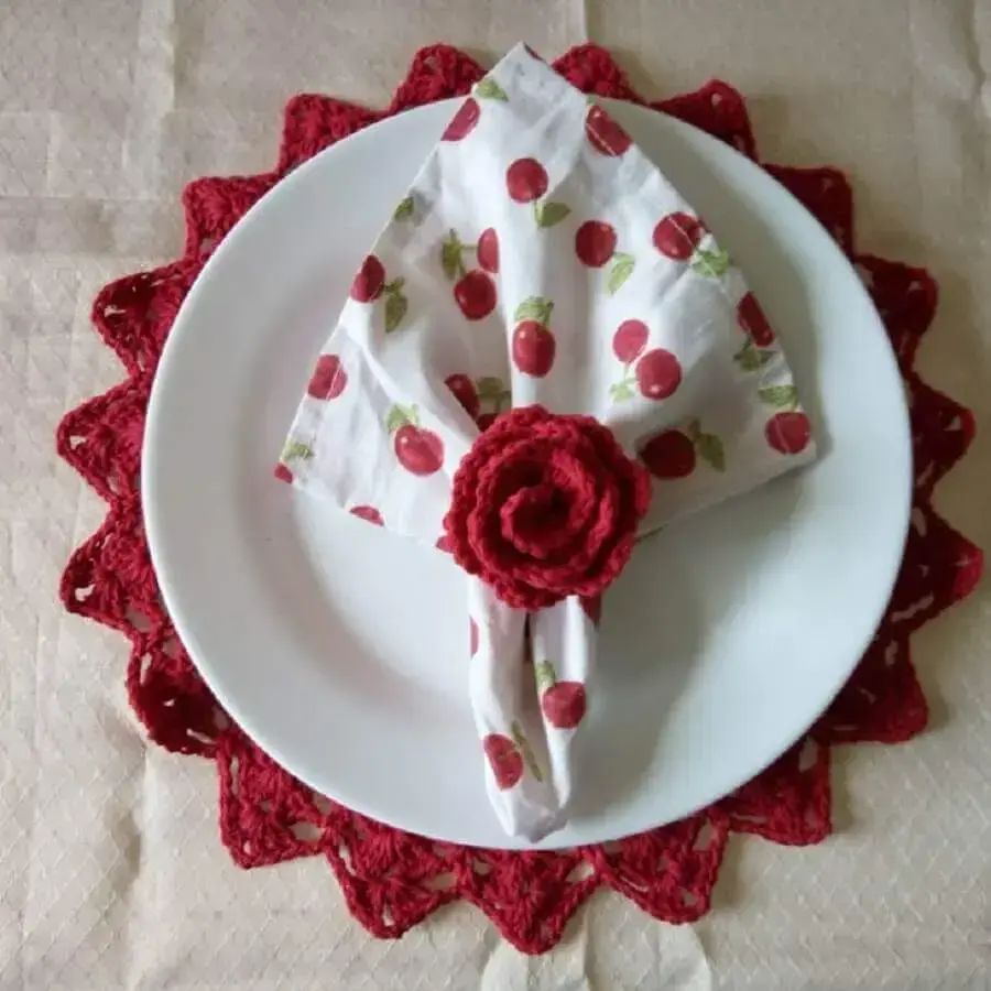 rosa de crochê vermelha para porta guardanapo Foto Me Decora