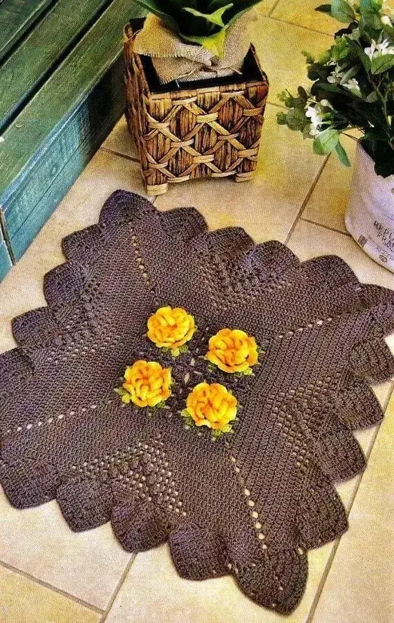 rosas de crochê amarelas para tapete marrom Foto Muito Chique