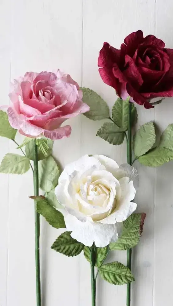 rosas de papel - rosa de papel crepom roxo e branco 