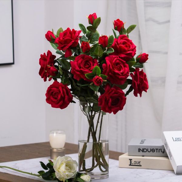 Vaso de flores vermelhas para quarto