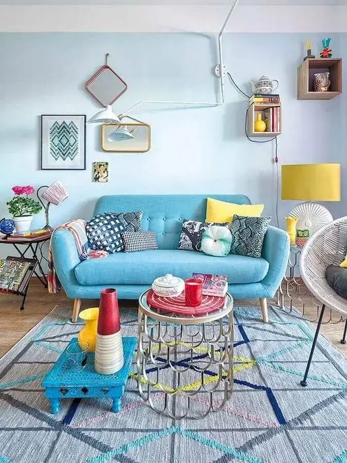 sala colorida decorada com sofá retrô azul Foto CoachDecor
