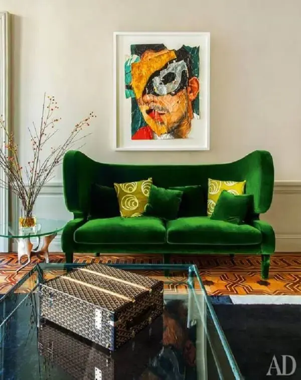 Sala com sofá verde decorada