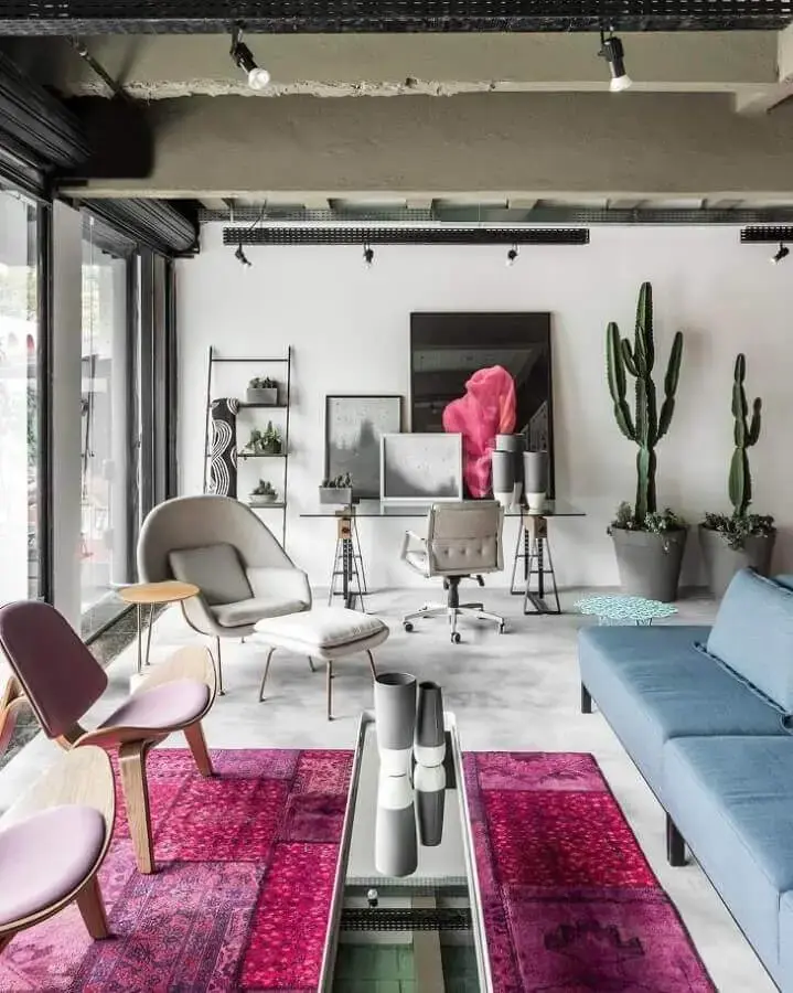 sala de estar cinza decorada com sofá azul e tapete magenta Foto Studio Boscardin Corsi
