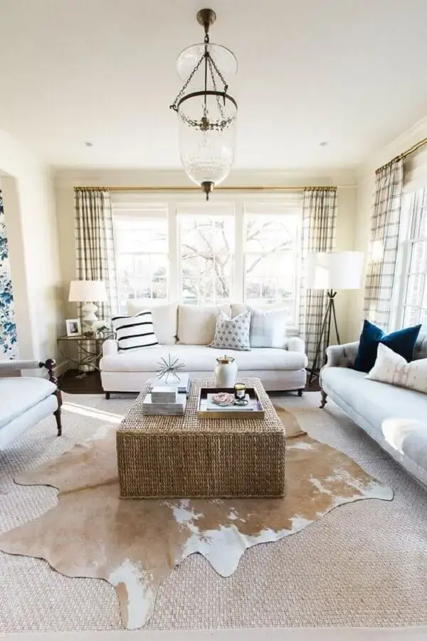 sala de estar decorada com tapete de couro bege e sofá branco Studio McGee