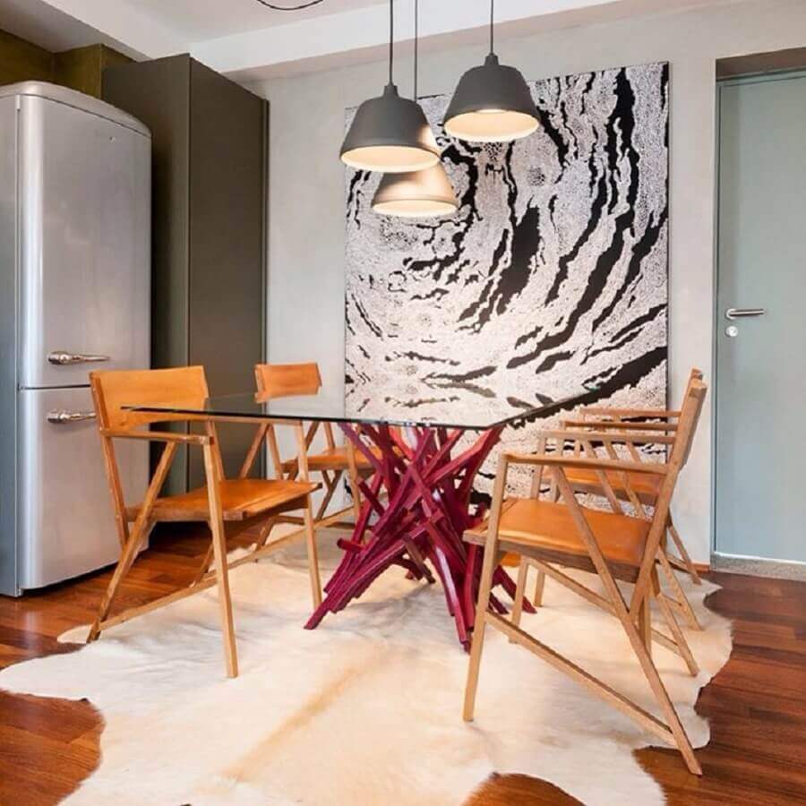 sala de jantar com tapete de couro bege e mesa moderna Foto Denise Barreto
