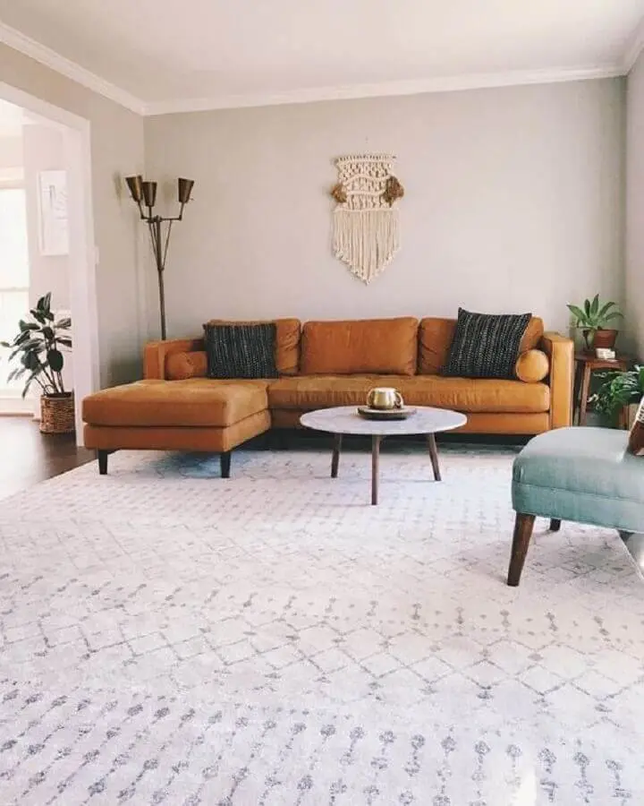 sala decorada com sofá com chaise marrom Foto Article