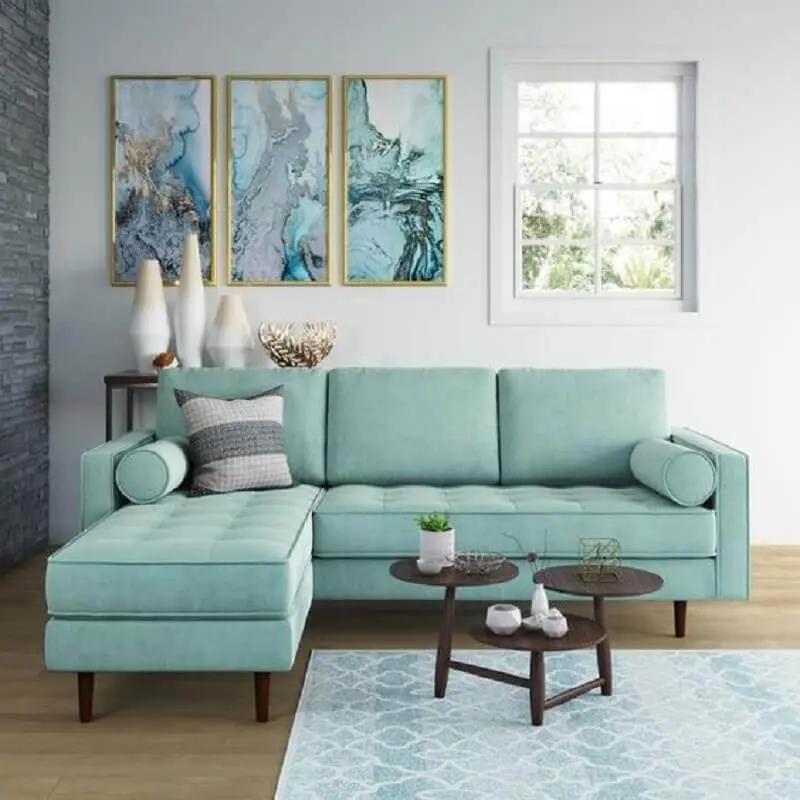 sala decorada com sofá com chaise verde água Foto AllModern
