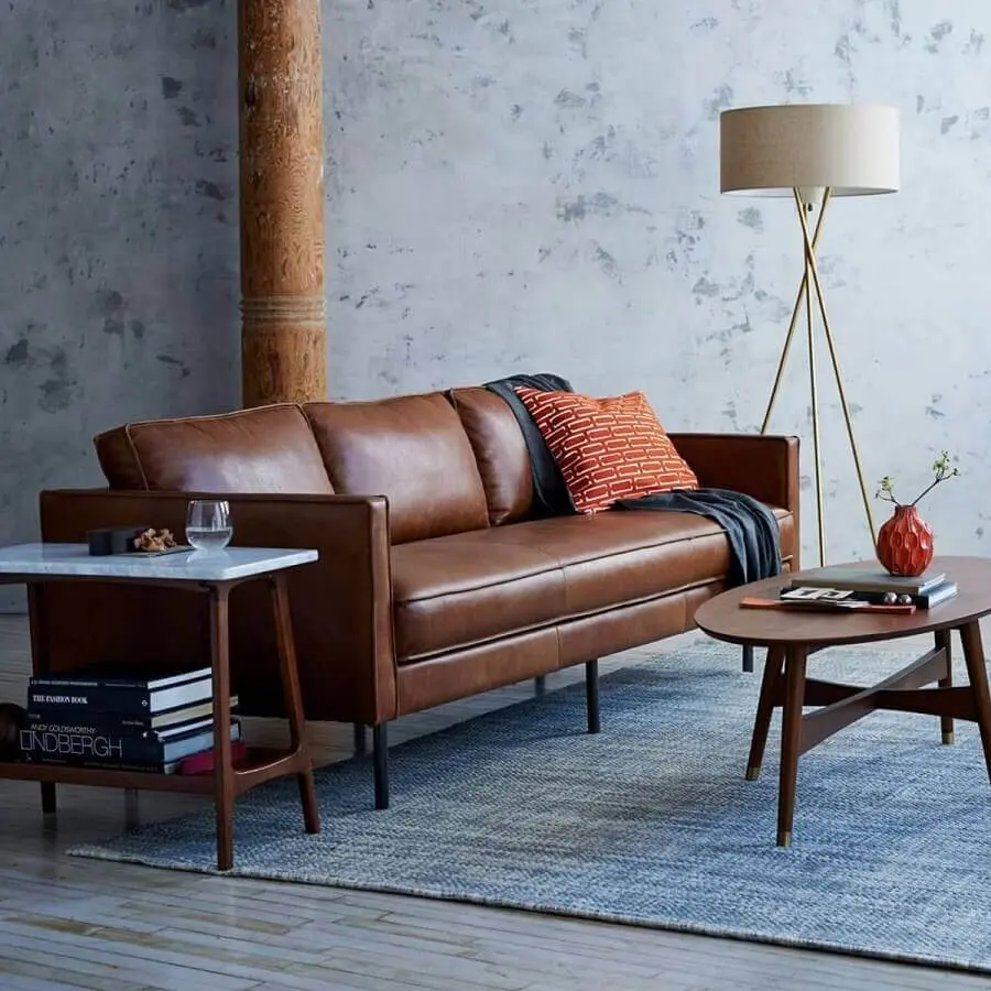 sala decorada com sofá de couro e abajur de chão Foto Pinterest