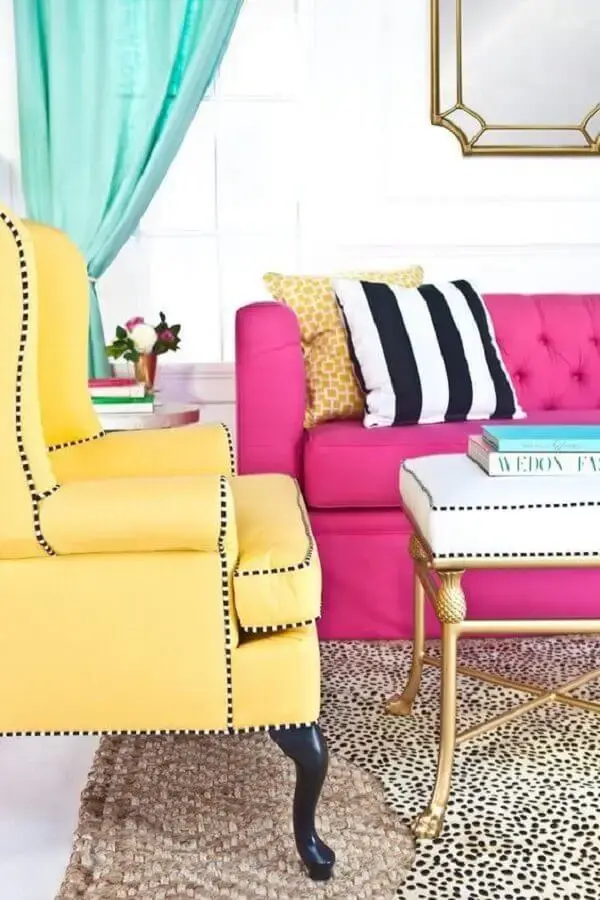 sala decorada com sofá magenta e poltrona amarela Foto Society Social
