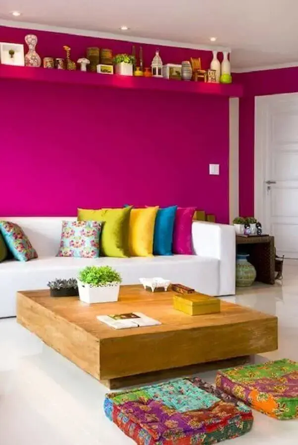 sala decorada com tinta magenta e almofadas coloridas para sofá branco Foto Frugal Living