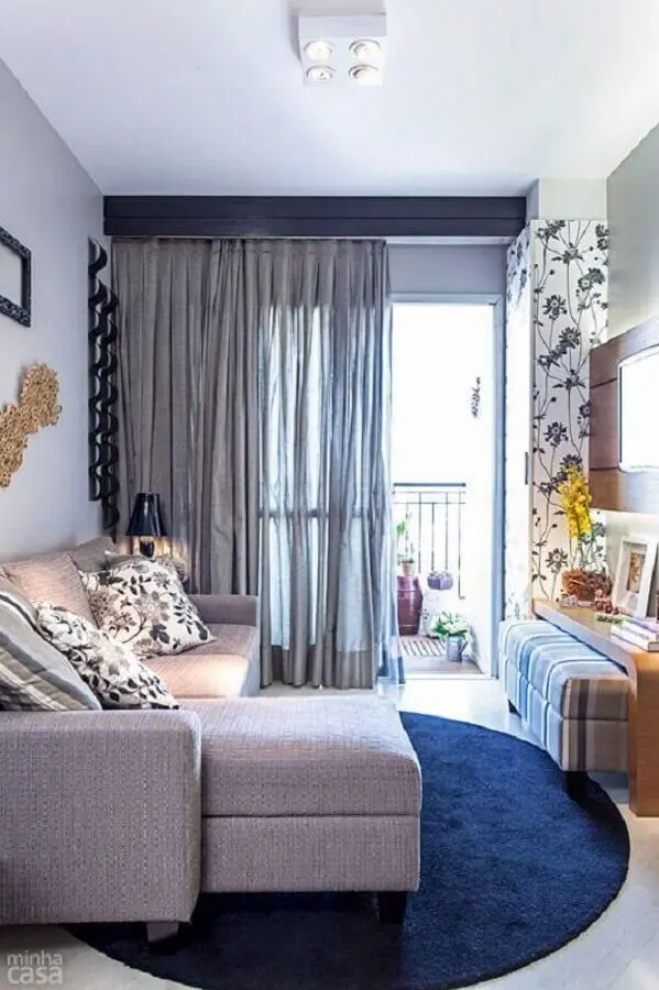 sala pequena decorada com tapete redondo e sofá retrátil cinza Foto Casinha Arrumada