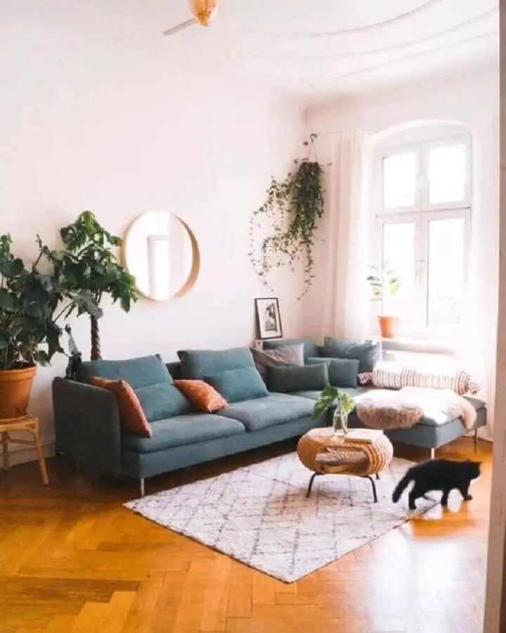 sala simples decorada com tapete pequeno e sofá com chaise Foto Pinterest