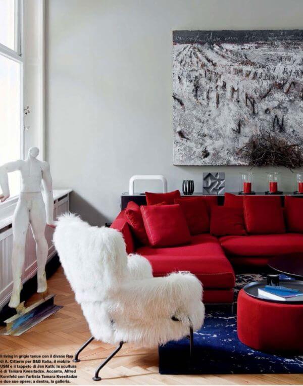 Sala vermelha com sofá vermelho e poltrona de pelos