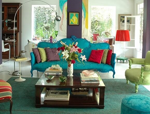 Sofá com almofadas coloridas