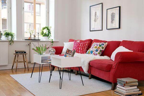 Sofá vermelho para sala de estar com decoração retrô