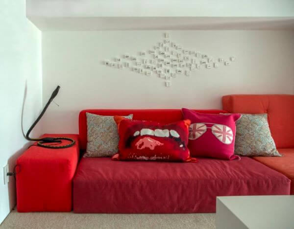 Sala com sofá vermelho