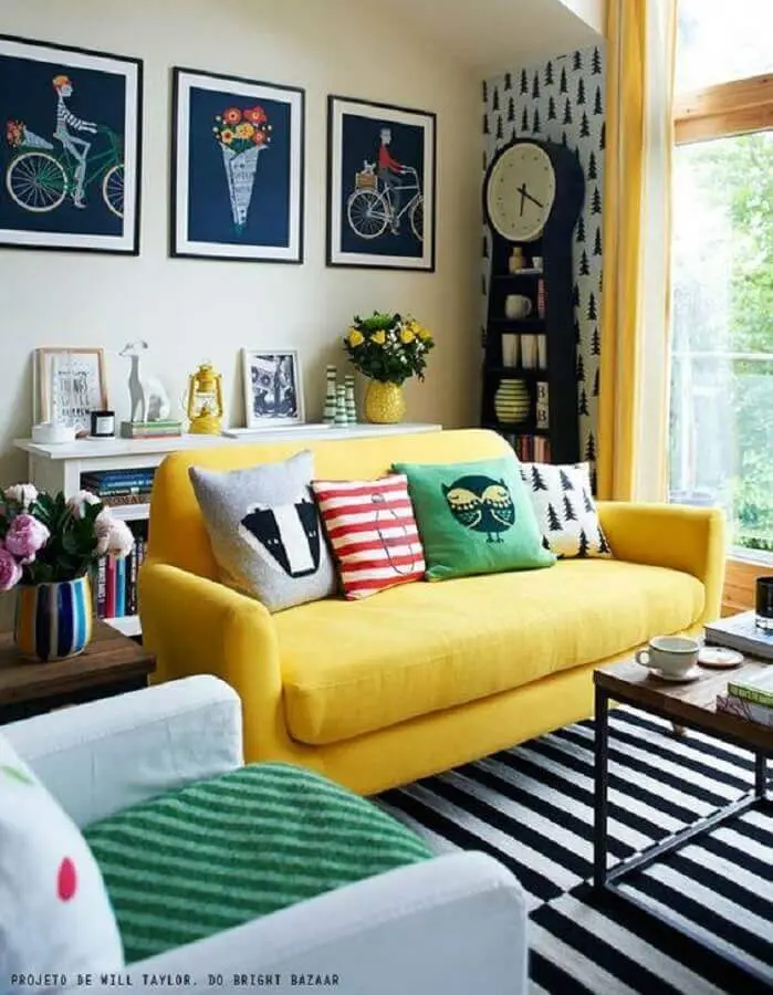 sofá amarelo para decoração de sala com tapete listrado e poltrona branca Foto Construção e Design