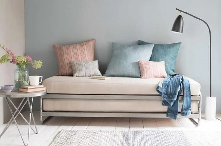sofá cama simples Foto Diseno de Interiores