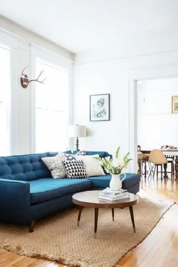 sofá com chaise azul para decoração de sala com mesa de centro de madeira Foto Cute & Paste