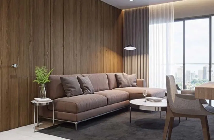 sofá com chaise para sala moderna decorada com revestimento de madeira para parede Foto Pinterest