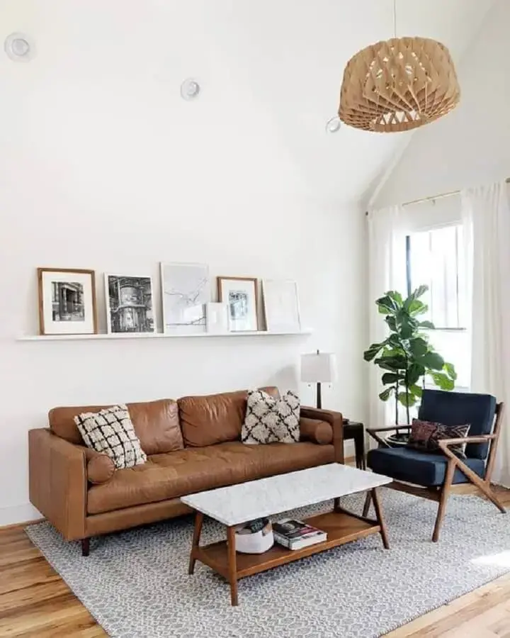sofá de couro marrom para sala simples decorada com poltrona cinza Foto Article