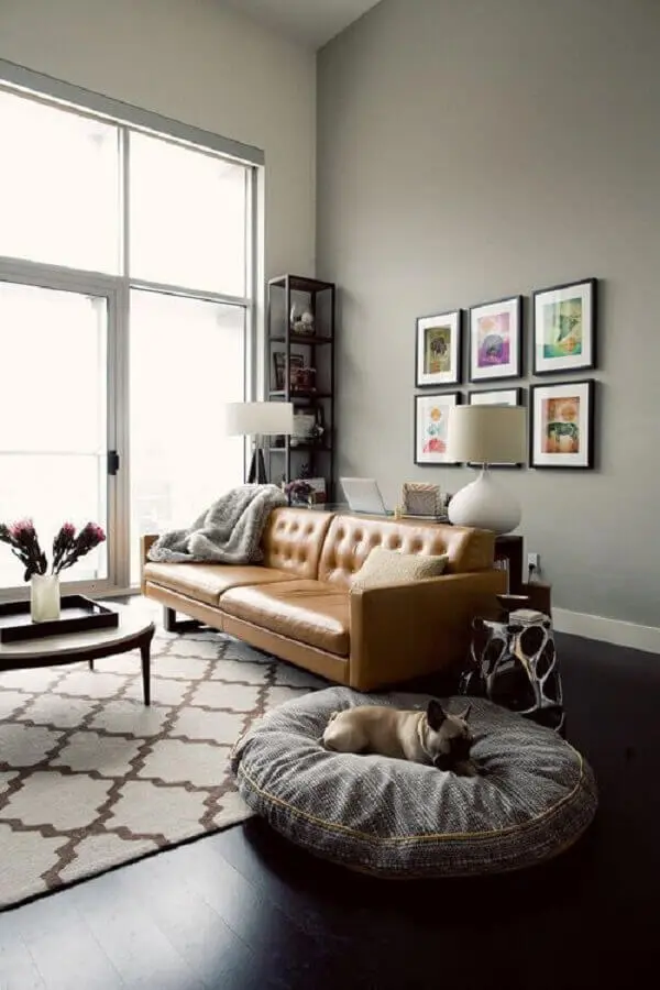 sofá de couro para sala cinza moderna decorada com quadros Foto Apartment34