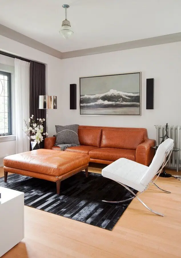 sofá de couro para sala decorada com poltrona moderna branca Foto Pinterest