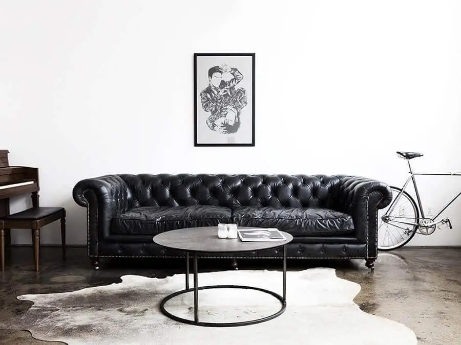 sofá de couro preto com acabamento capitonê Foto HomeIt