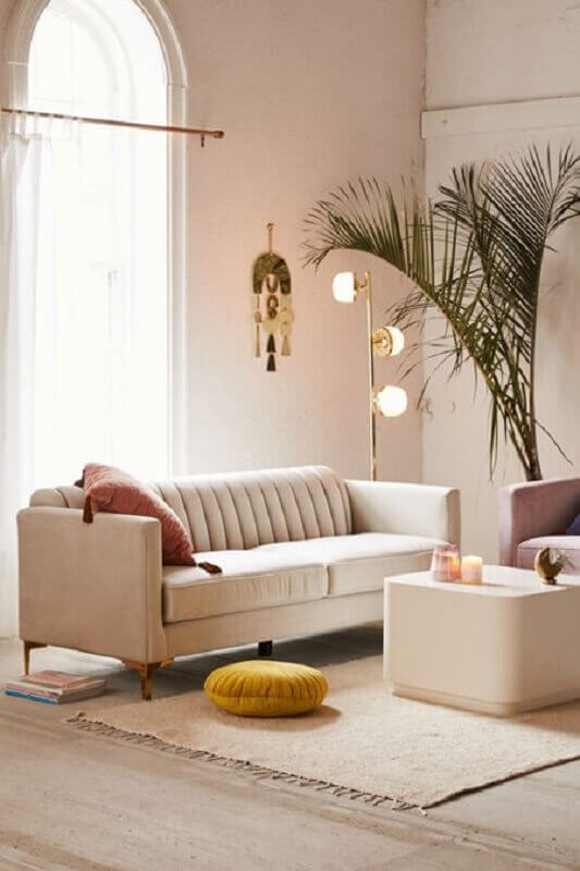 sofá pequeno para decoração de sala em tons neutros Foto Urban Outfitters