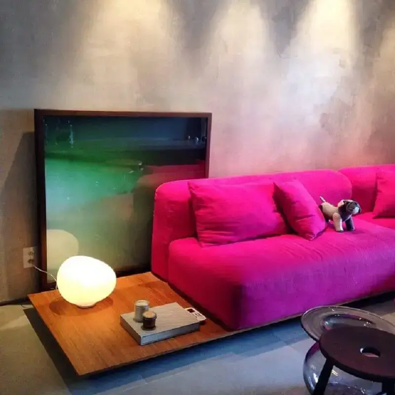 sofá rosa magenta moderno para decoração de sala com parede de cimento queimado Foto Studio RO+CA