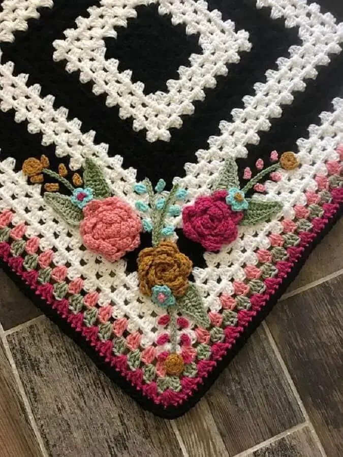 tapete com pequenas rosas de crochê para aplicação Foto Nella's Cottage