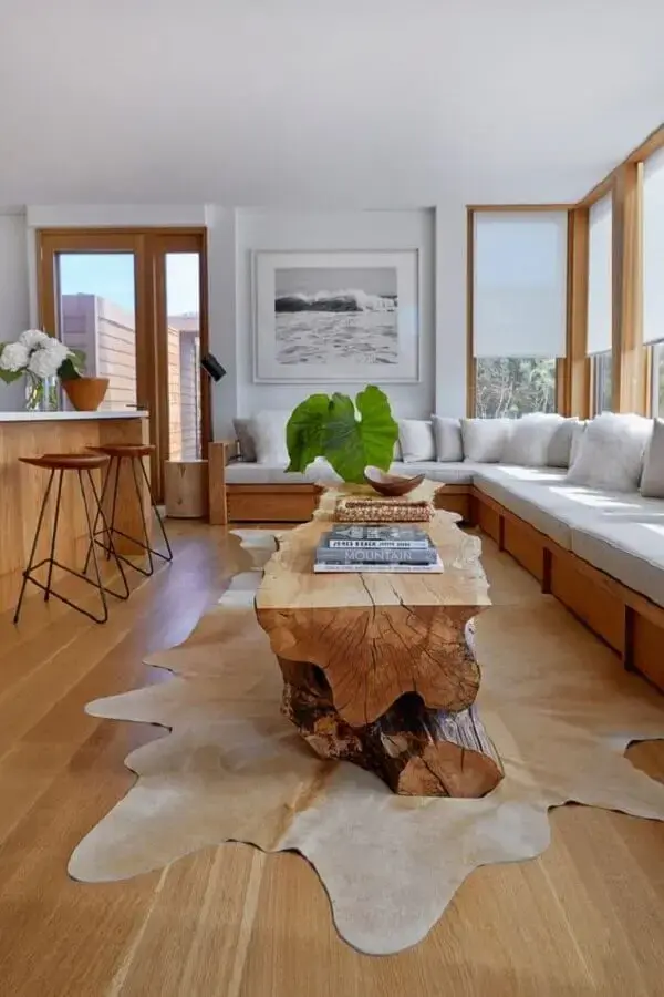 tapete de couro bege para decoração de sala de madeira Foto Architectural Digest