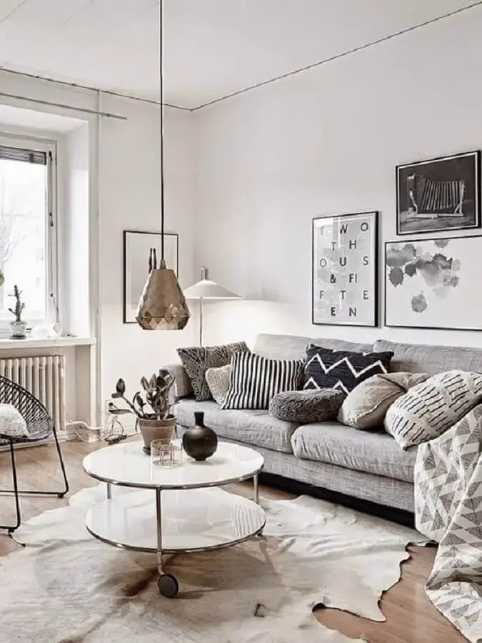 tapete de couro bege para sala decorada com várias almofadas Foto Pinterest