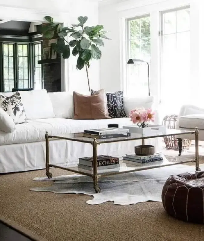 tapete de couro para sala decorada com sofá branco Foto Pinterest