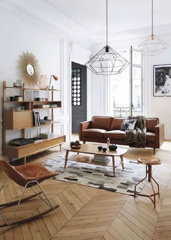 tapete de couro para sala decorada com sofá marrom e estante de madeira Foto HomeDeco