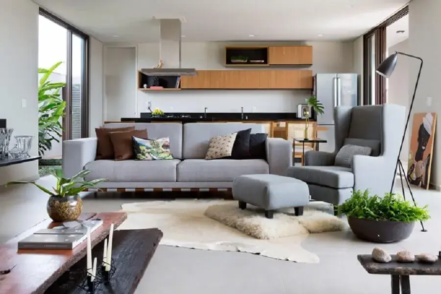 tapete de couro para sala moderna decorada com sofá cinza Foto Tria Arquitetura