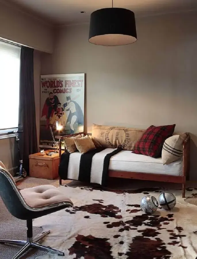 tapete de couro para sala simples com sofá de madeira Foto HomeAdore